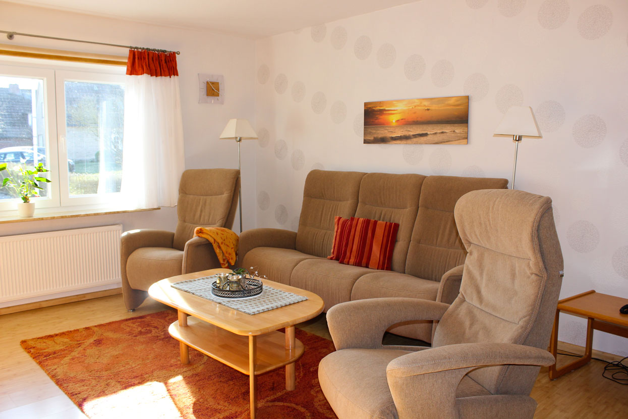 Sofa der Ferienwohnung "Seeschwalbe" im Zentrum von Büsum an der Nordsee
