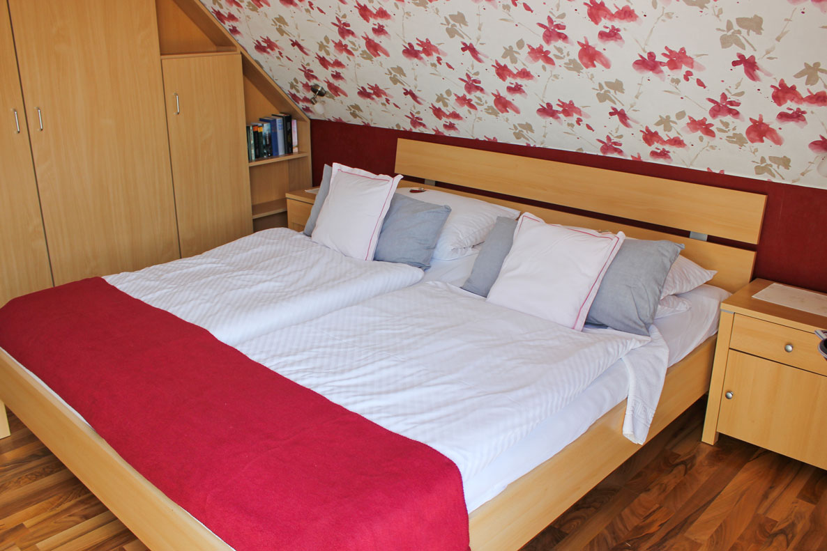 Schlafzimmer der Ferienwohnung "Silbermöwe" im Zentrum von Büsum an der Nordsee