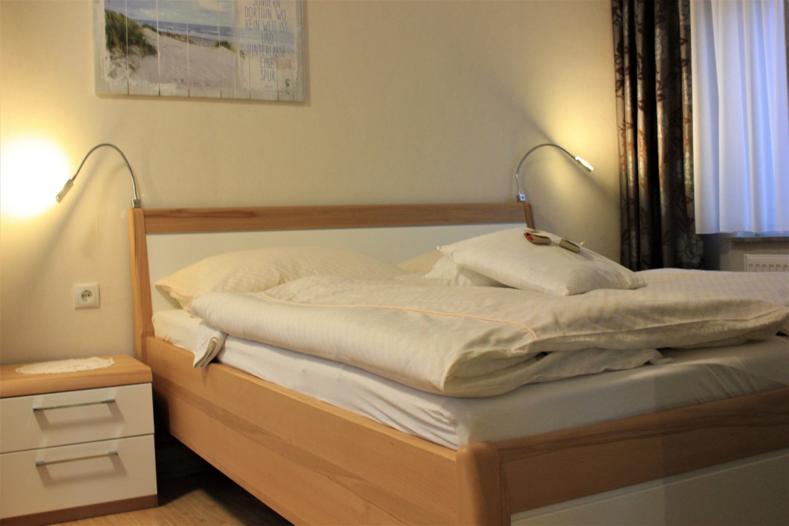 Schlafzimmer der Ferienwohnung "Kiebitz" im Zentrum von Büsum an der Nordsee